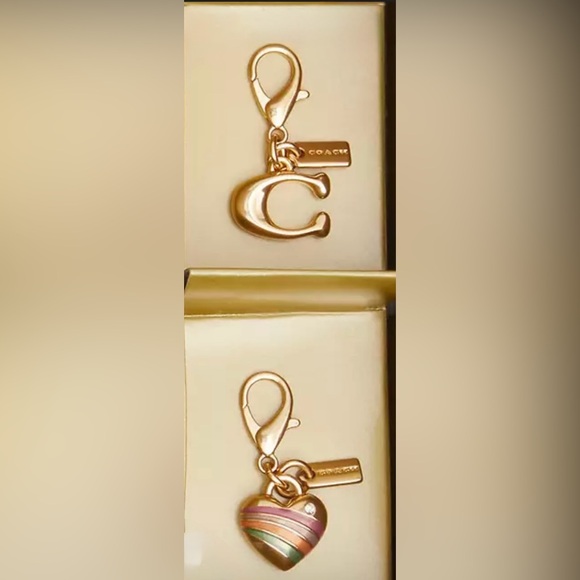 Coach Corner Zip Wristlet In Signature Leather- 2 charms- in a box - Picture 3 of 3